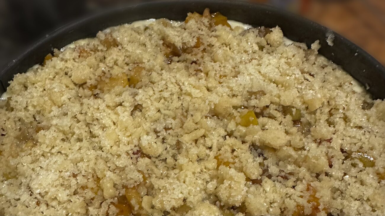 Господині розповіли рецепт персиково-грушевого пирога, який готується 15 хвилин 