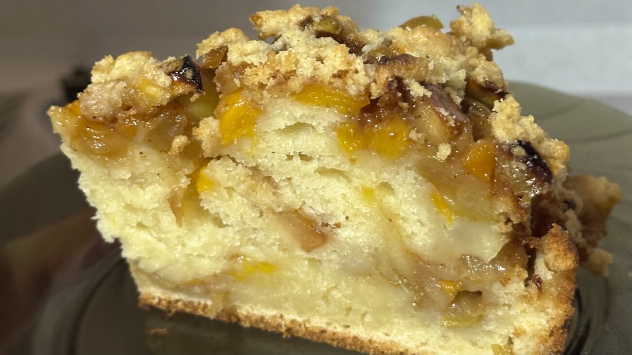 Господині розповіли рецепт персиково-грушевого пирога, який готується 15 хвилин