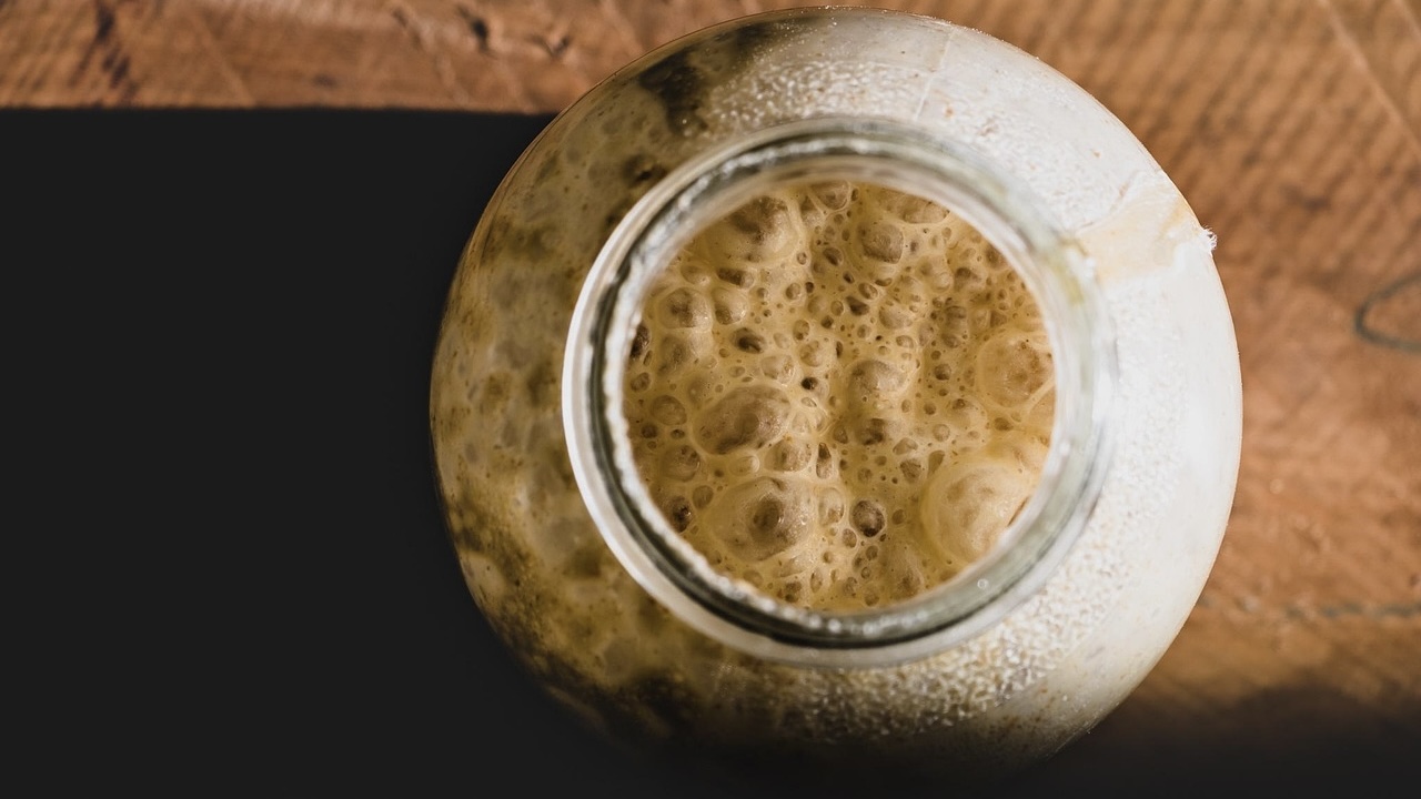 Господині розповіли одну хитрість, як зберігати свіжі дріжджі декілька місяців 