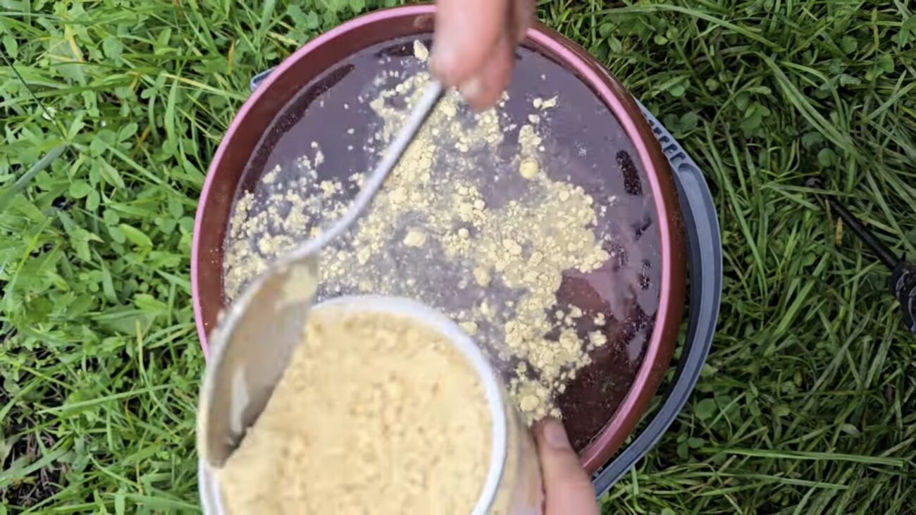 Городники розповіли, як зробити натуральний розчин від грибка у ґрунті 