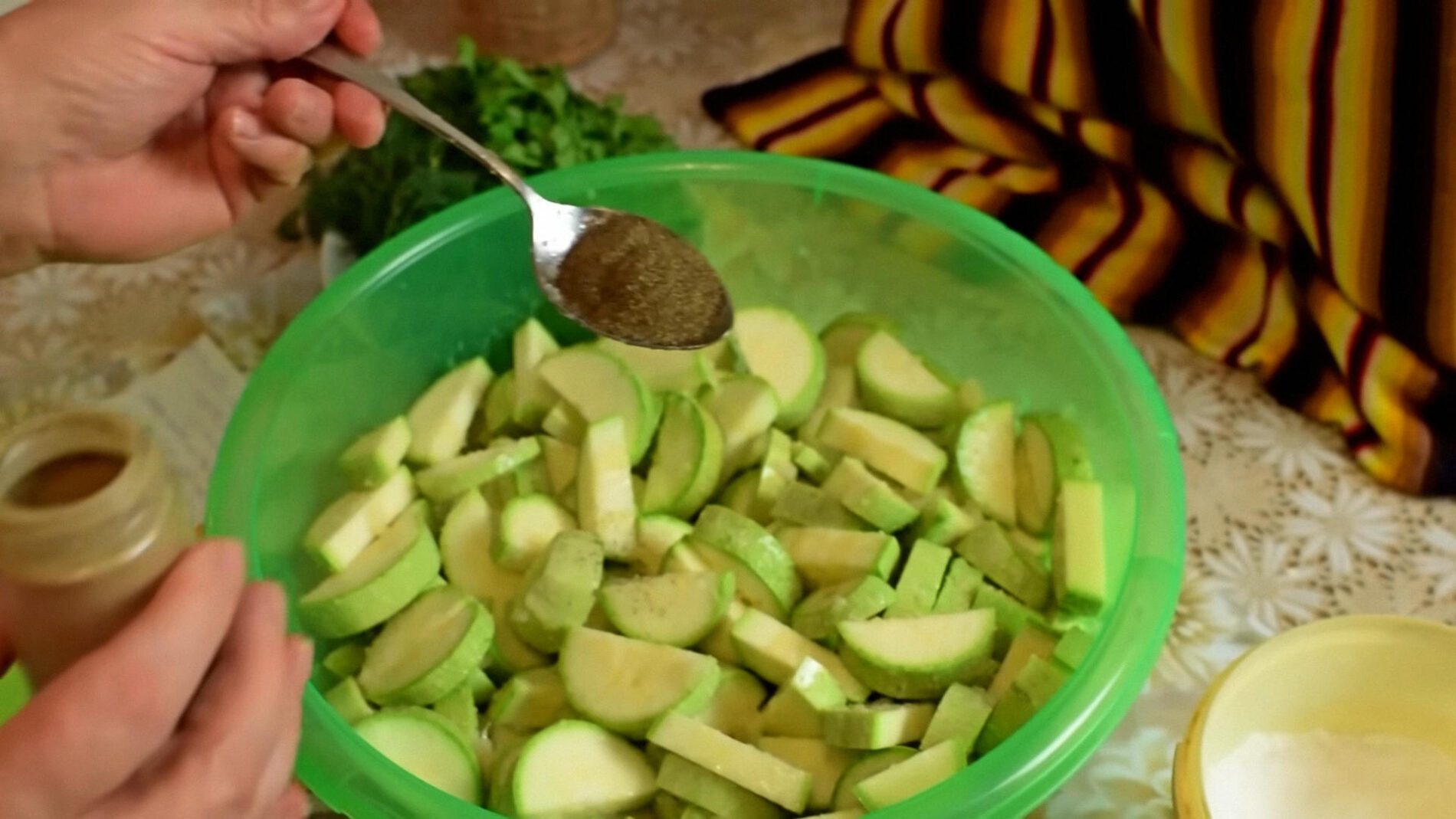 Господиня поділилася родинним рецептом найсмачніших маринованих кабачків