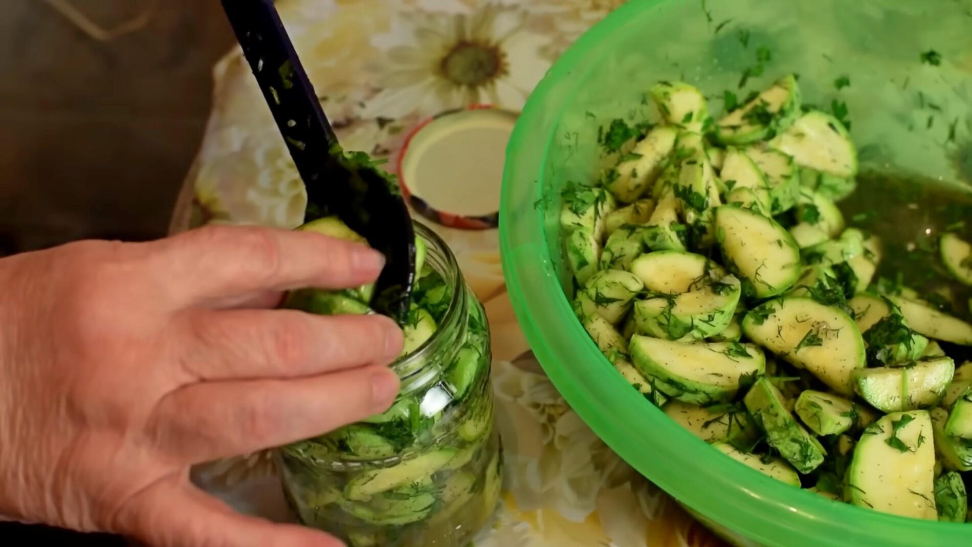 Господиня поділилася родинним рецептом найсмачніших маринованих кабачків