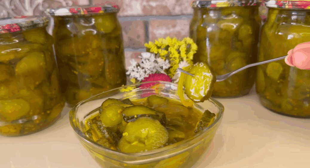 Огірки на зиму, як у бургерах в McDonald’s і у шаурмі: рецепт на 5 банок, якому й Клопотенко позаздрить 