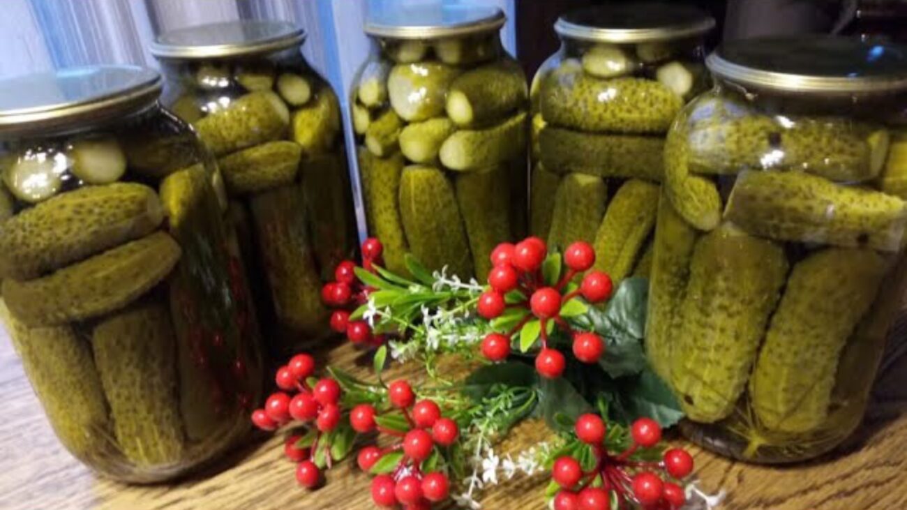 Господині розповіли, що додати в консервацію огірків, щоб вони були хрусткі 
