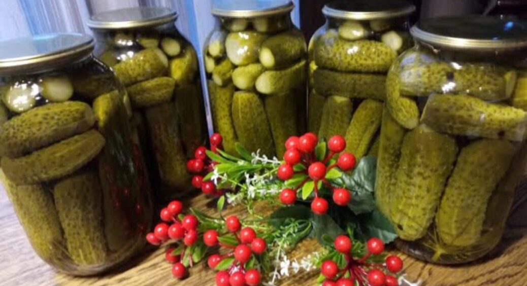 3 тижні назад закрила огірочки, а чоловік відкрив банку на пробу: сказав закрити ще 50 штук, бо дуже смачно 