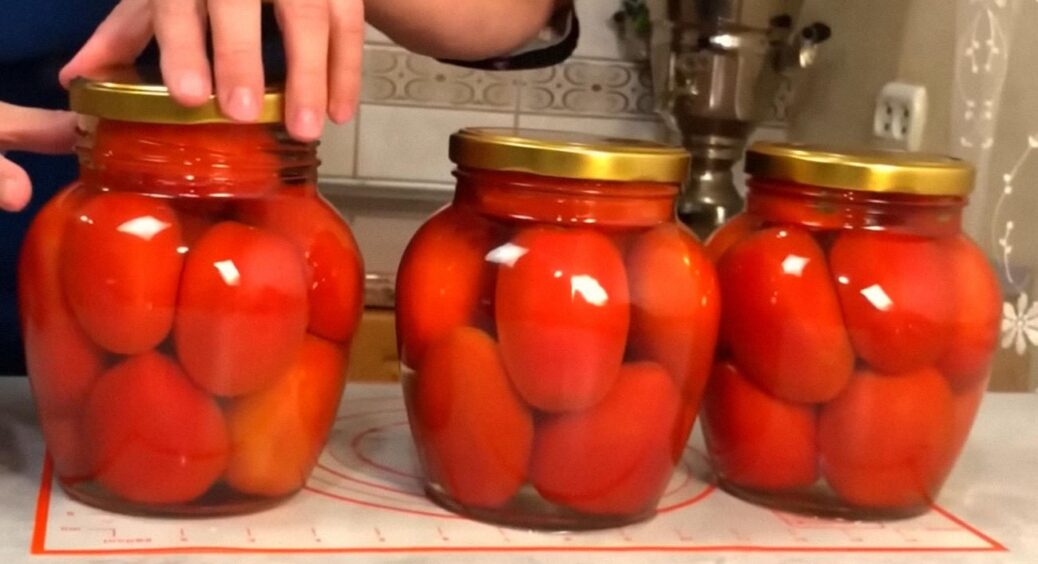 Дуже хрумкий та смачний рецепт помідорів по-естонськи без стерилізації: просто закинула в банки й закрила 