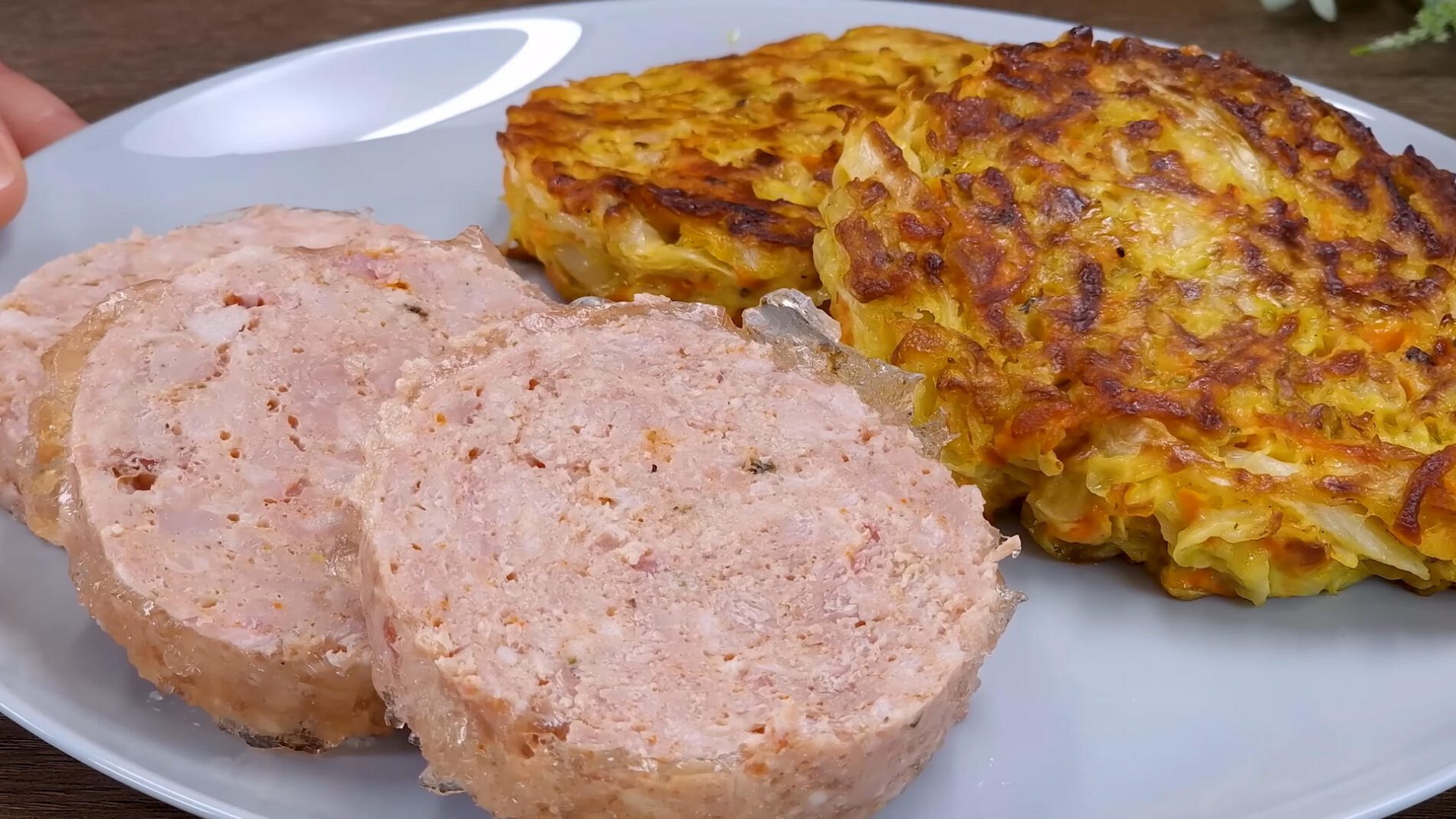 Кулінари показали, як приготувати домашню ковбасу з дешевого м'яса у банках