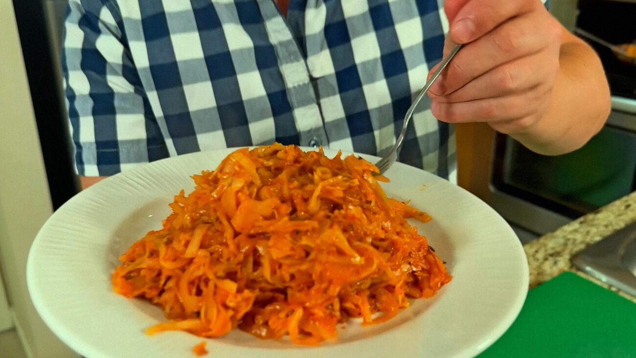 Шеф-кухарі назвали інгредієнт, який зробить тушковану капусту смачнішою