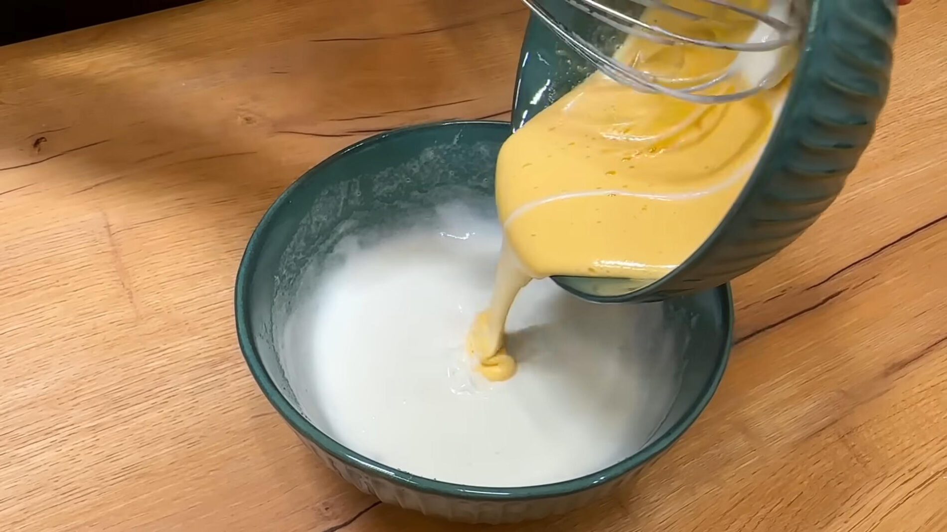 Рецепт смачної яблучної шарлотки без пшеничного борошна