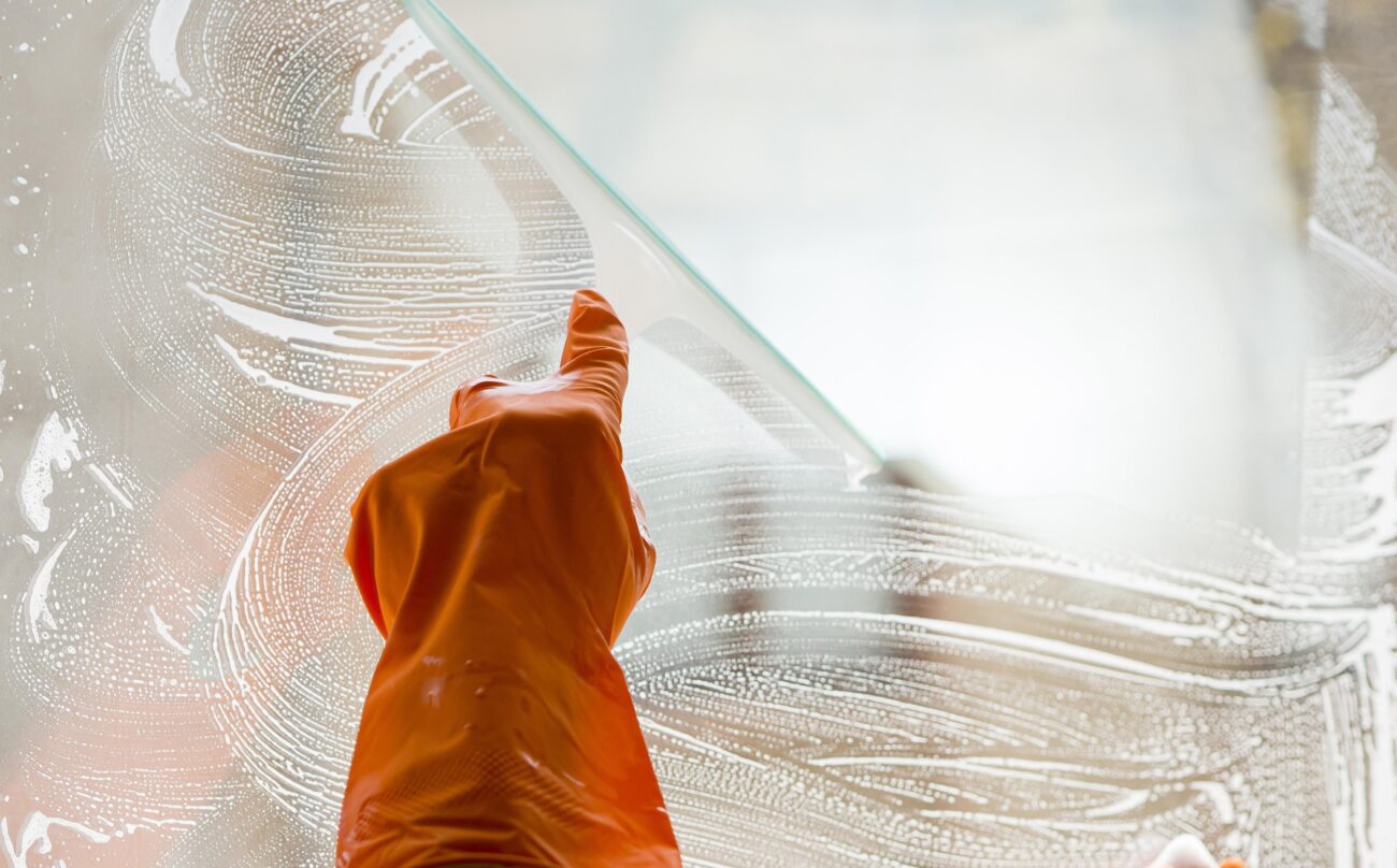 Господині розповіли, чим натерти вікна для ідеального блиску