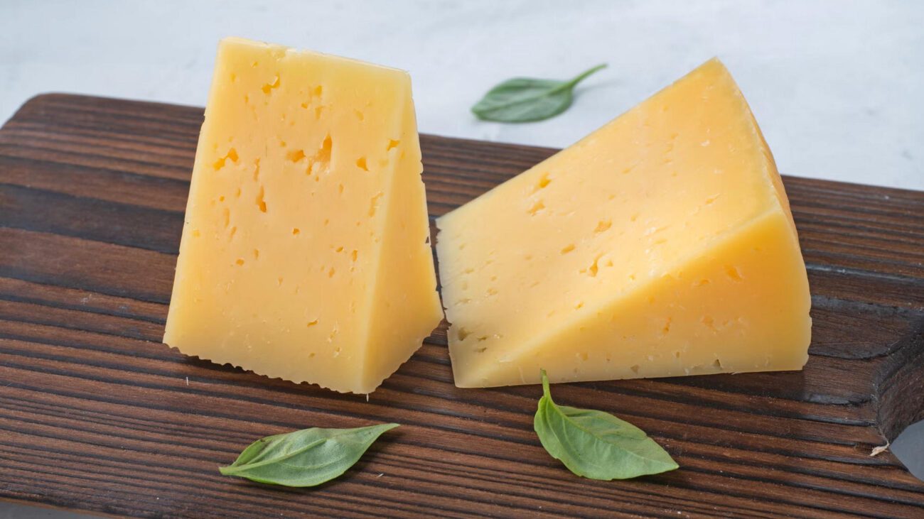 Експерти розповіли, які продукти не можна зберігати на дверцятах холодильника