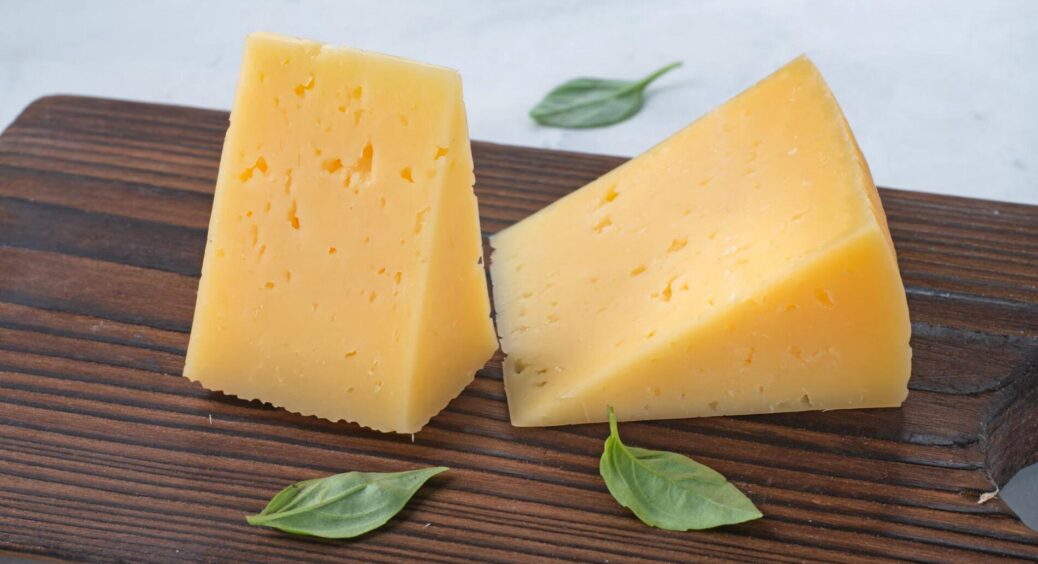 Поліетиленовий пакет “душить” сир і псує його за 3 дні: ось як правильно зберігати кожен вид у холодильнику 