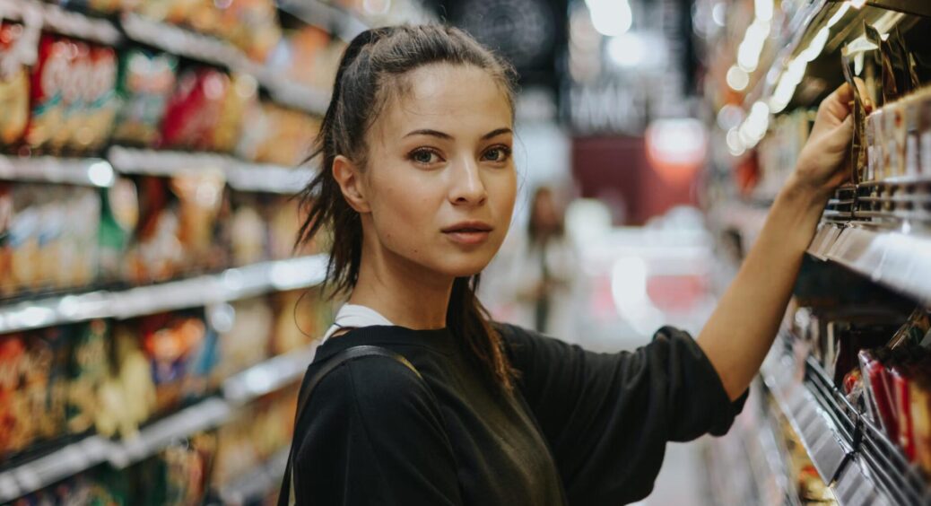 Прибрала ці 5 продуктів, і не дарма: ось що реально “з’їдало” сімейний бюджет, поки ми скаржимося на ціни 