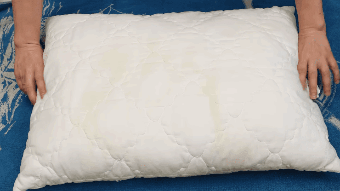Експерти розповіли, як відіпрати брудні подушки