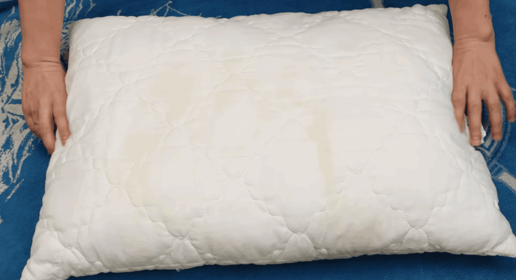 Дізналась тільки у 40 років: як “спітнілу” подушку відіпрати до блиску за 30 хвилин і без гелю для прання 