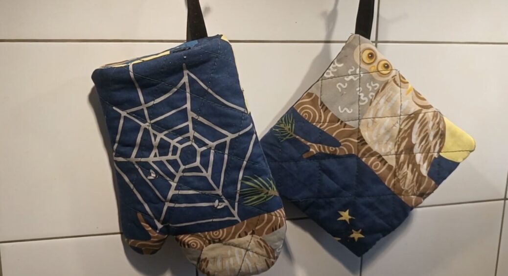 Замочую жирні, замизгані кухонні прихватки на 25 хвилин – і вони як нові: потрібні лише 2 інгредієнти і вода 