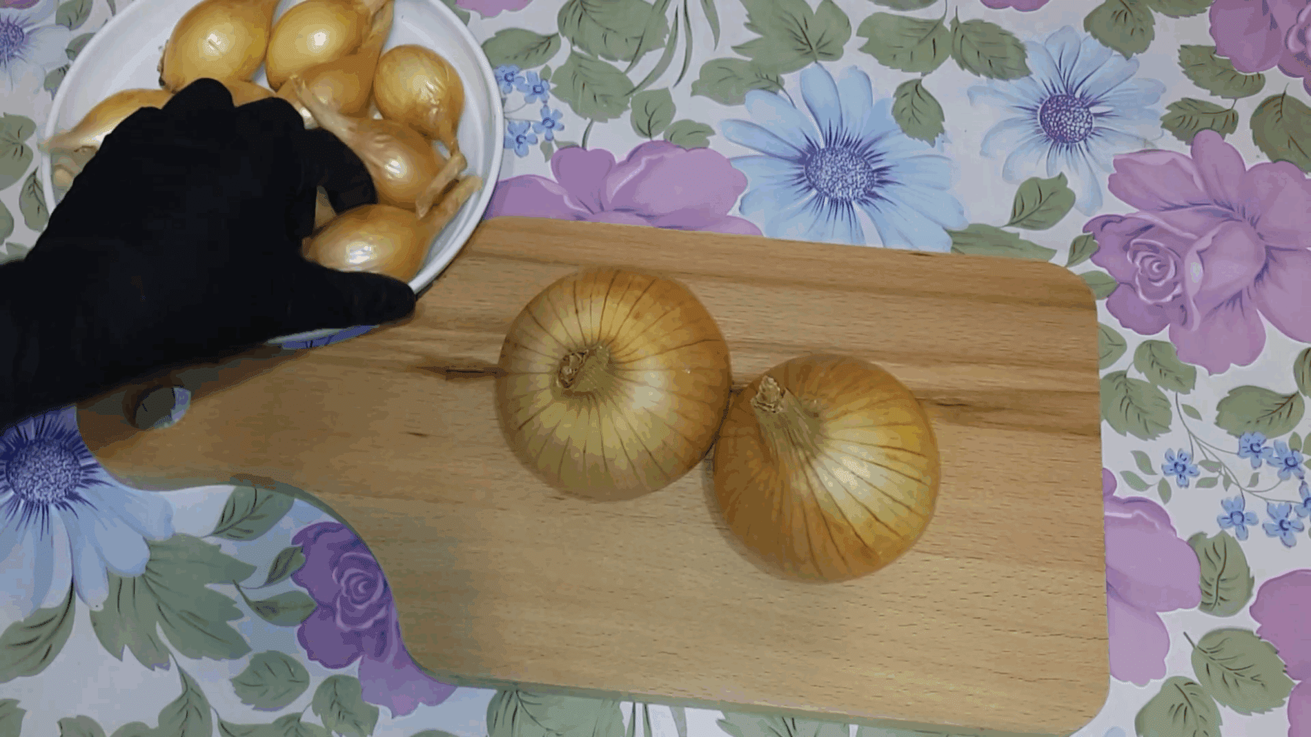 Експерти розповіли про посадку цибулі-шалот на зелень