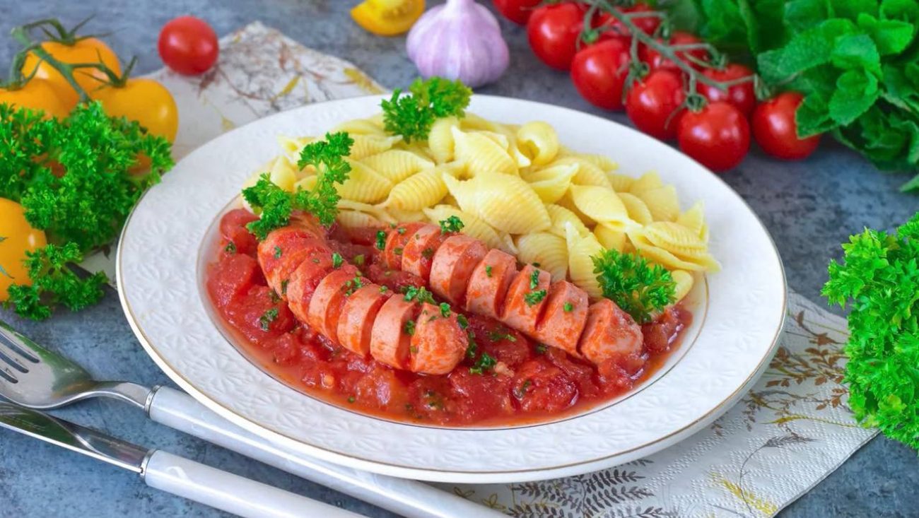Кулінари назвали рецепт німецьких сосисок у томаті 