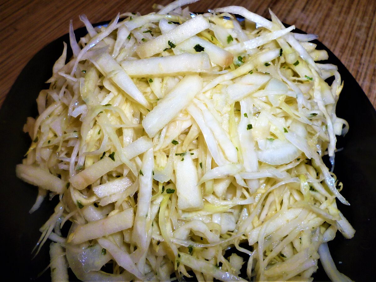 Кулінари розповіли, як приготувати смачний салат із капустою та яблуками – оригінально