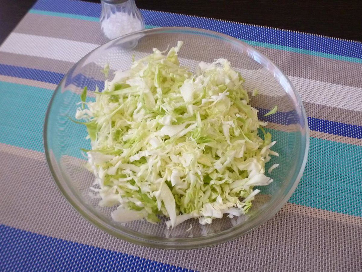 Кулінари розповіли, як приготувати смачний салат із капустою та яблуками – оригінально