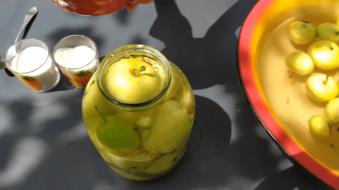 Кулінари розповіли, як квасити яблука в банках