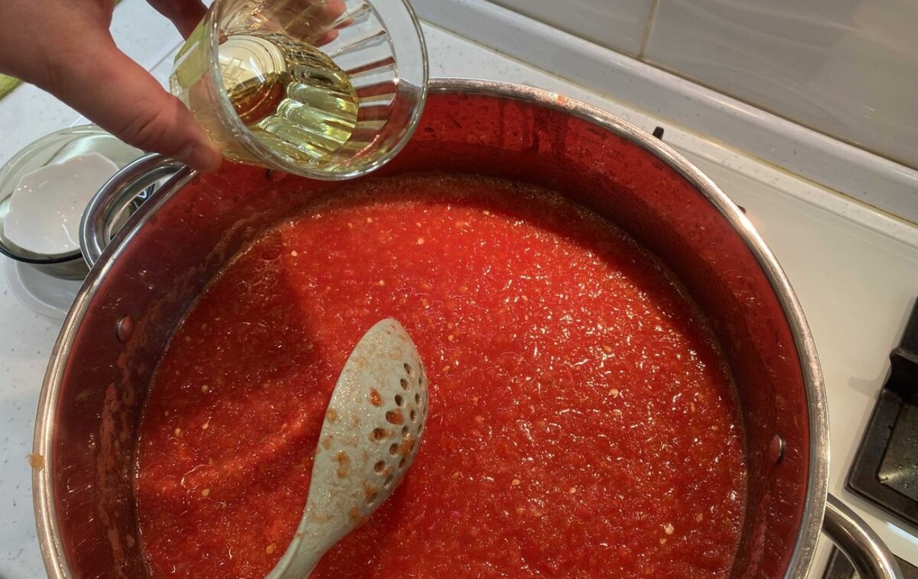 Як приготувати смачну аджику з томатного жмиху