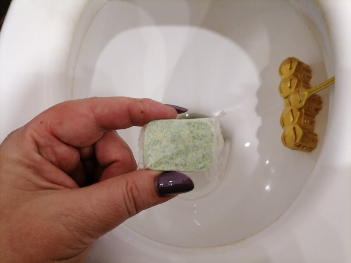 Експерти розповіли, як очистити бачок унітаза від іржі та вапняного нальоту лимонною кислотою