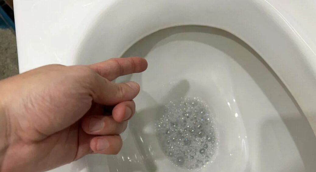 Беру 2 ложки солі – і в унітаз: посолила воду, і в туалеті стало в 3 рази чистіше. Геніальний лайфхак! 