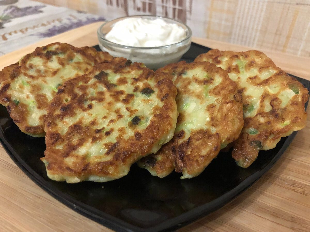 Кулінари розповіли, як приготувати смачні та насичені кабачкові оладки на кефірі на сніданок