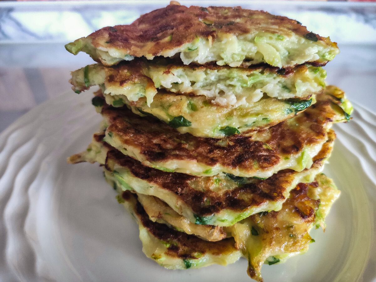 Кулінари розповіли, як приготувати смачні та насичені кабачкові оладки на кефірі на сніданок