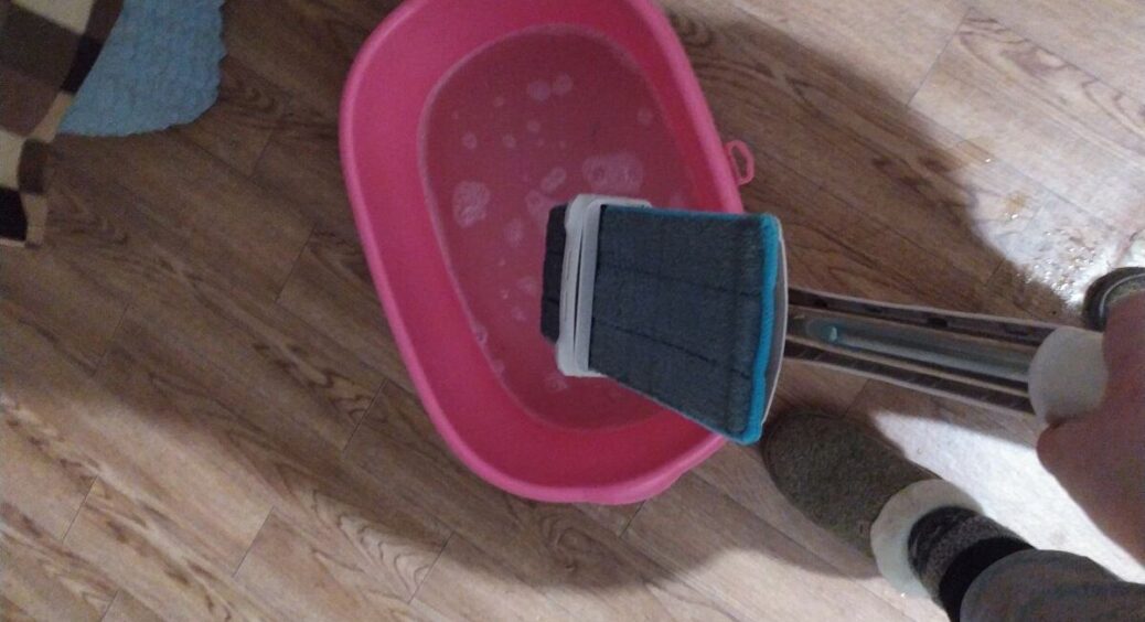 Мию підлогу так, що вона чиста з понеділка до п’ятниці: 3 основні секрети + 1 рецепт засобу для миття 