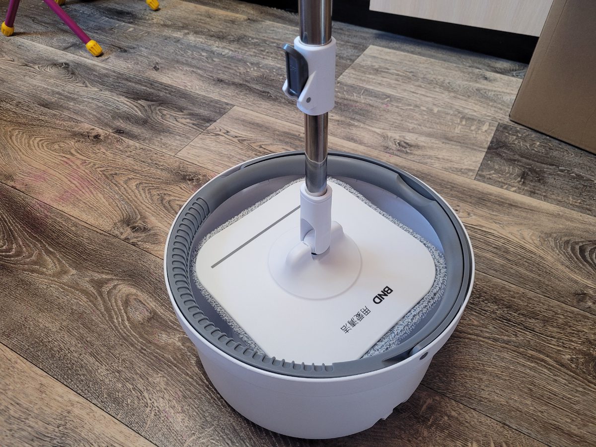 Експерти розповіли, з яким лайфхаком вдасться вимити підлогу, аби вона була чистою довго