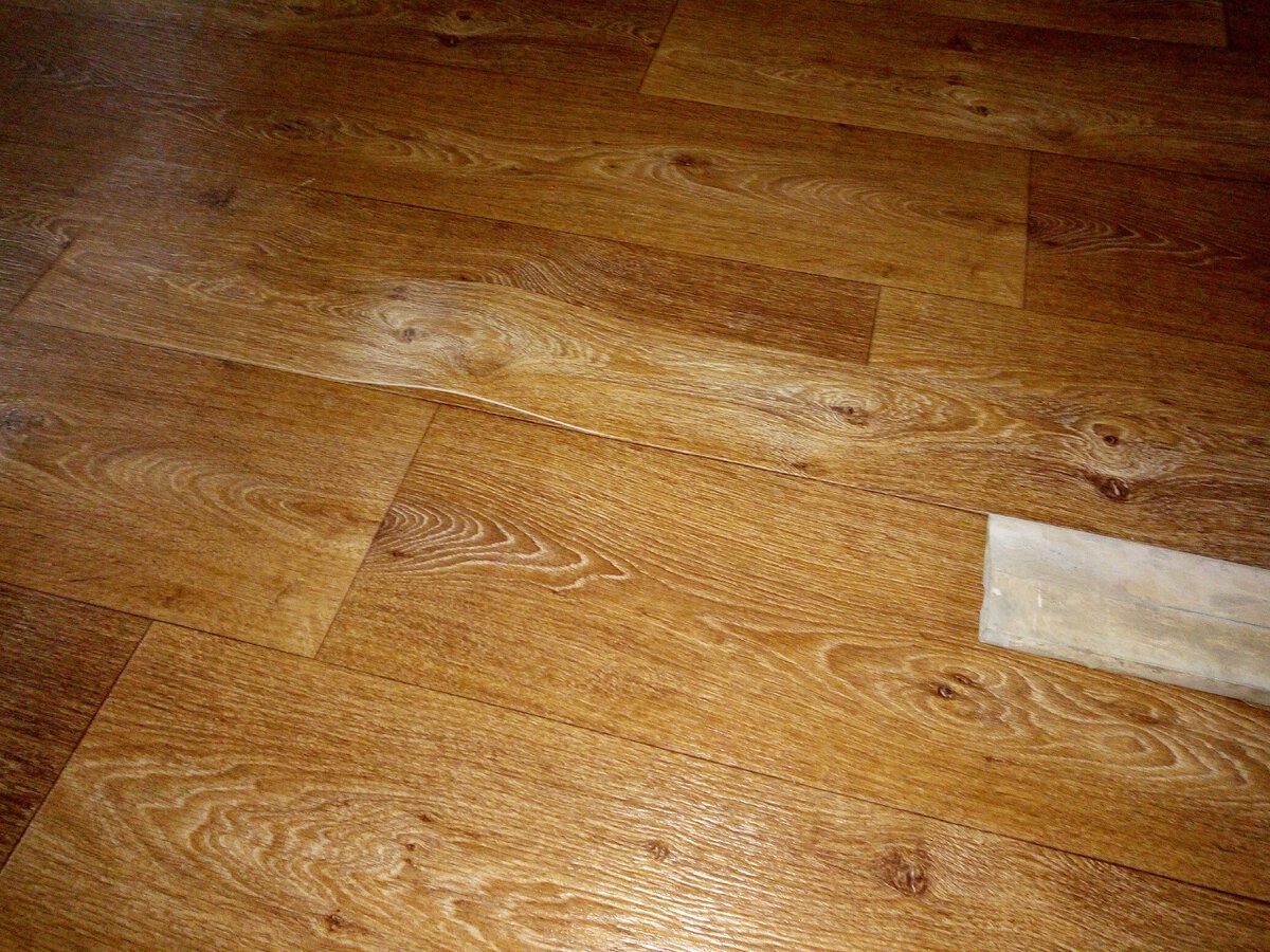 Експерти розповіли, як відновити старий лінолеум і прибрати подряпини та вм'ятини