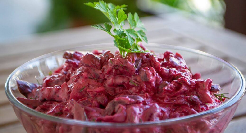 Гості ледь не стрілецький бій влаштовують за цей салат з буряком: такого не чекала, коли зберігала рецепт 