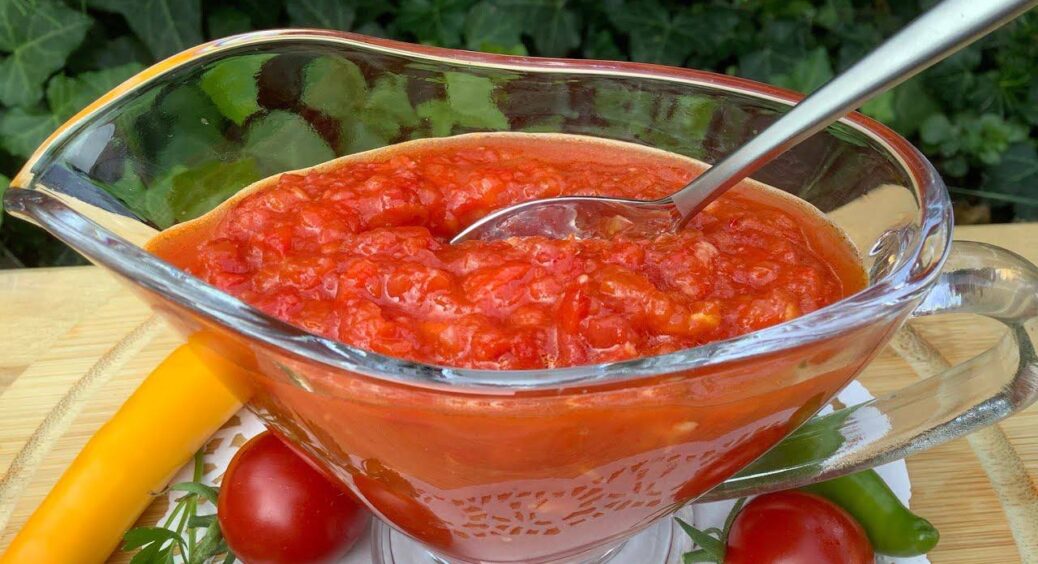 Готуємо домашню аджику без варіння: ароматна, густа, зберігається довго й готується за 20 хвилин 