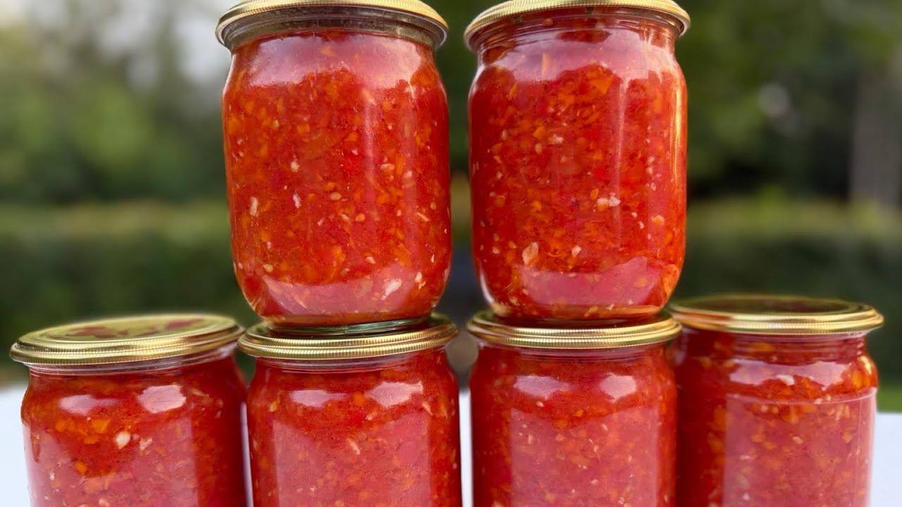 Господині розповіли, як приготувати не гостру, але дуже смачну аджику на зиму