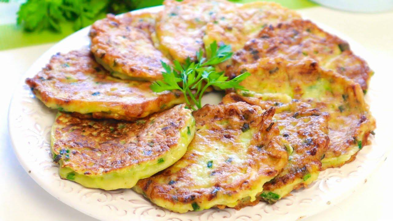Кулінари розповіли, як приготувати оладки із кабачків з часником та кропом