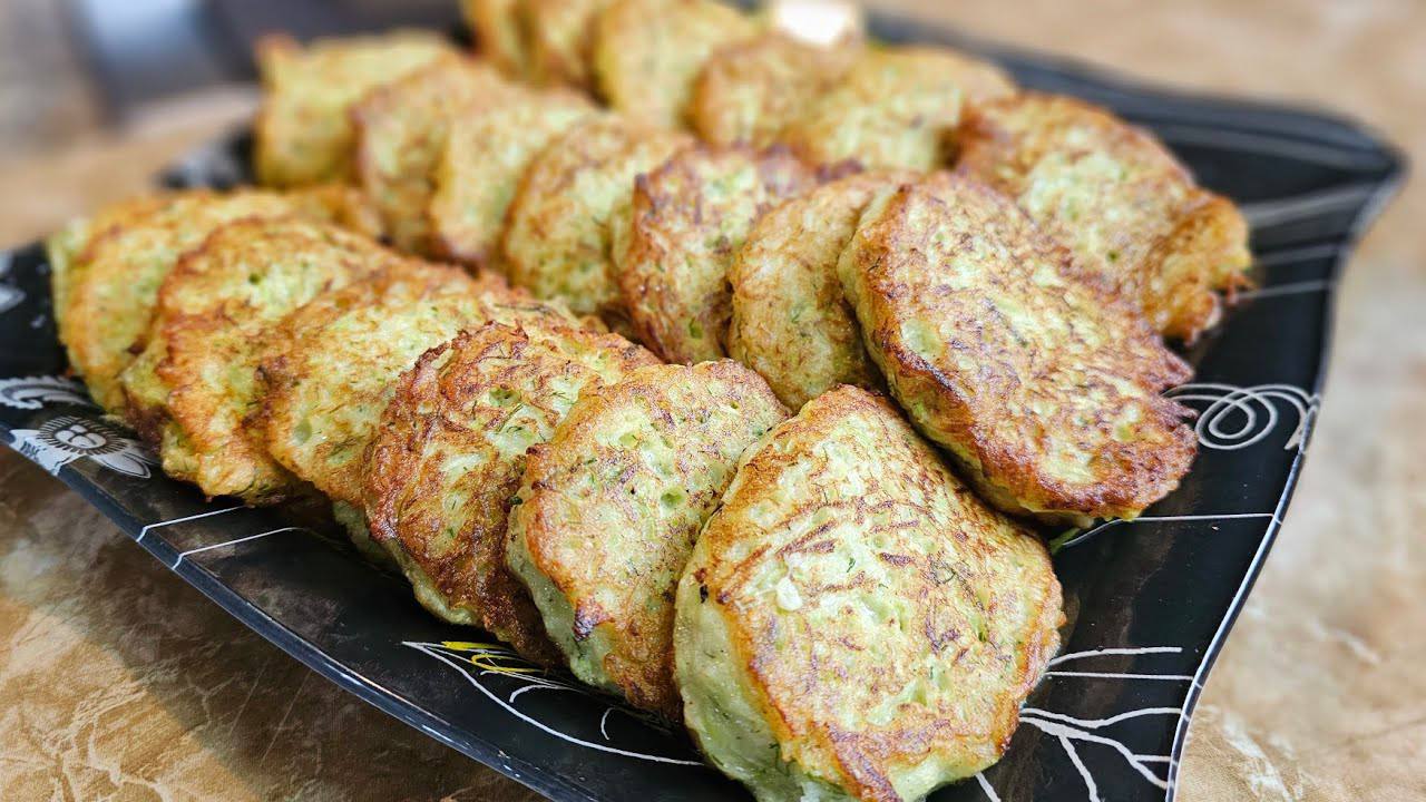 Кулінари розповіли, як приготувати оладки із кабачків з часником та кропом