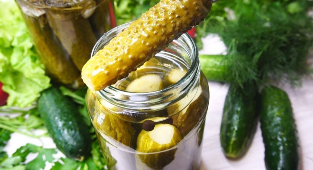 Моя кума кладе 1 секретний інгредієнт у закрутку з огірків: тепер все село пригощає її, аби отримати рецепт 