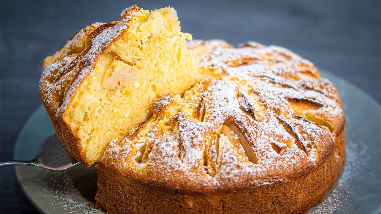 Кулінари розповіли, як приготувати ароматний яблучний пиріг на сметані в духовці