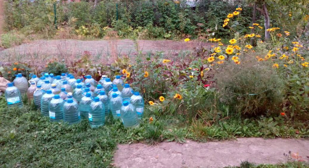 Приїхала в село до куми, а у неї розкидані 10 пляшок з водою по городу: не змогла не спитати. Оце так трюк 