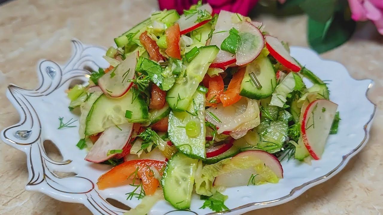 Кулінари розповіли, як приготувати свіжий салат з редискою та помідорами