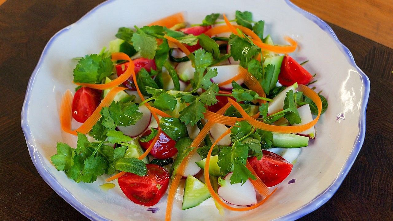 Кулінари розповіли, як приготувати свіжий салат з редискою та помідорами