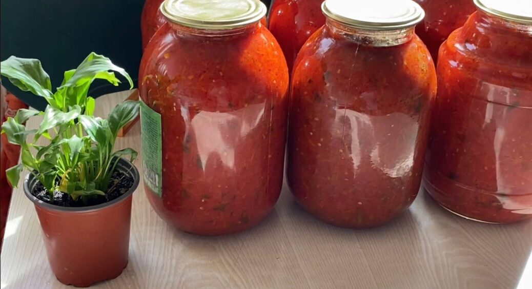За 40 хвилин – 5 банок, і його завжди мало! Салат “Вогник” з перцем та часником на зиму. Перевірений рецепт 