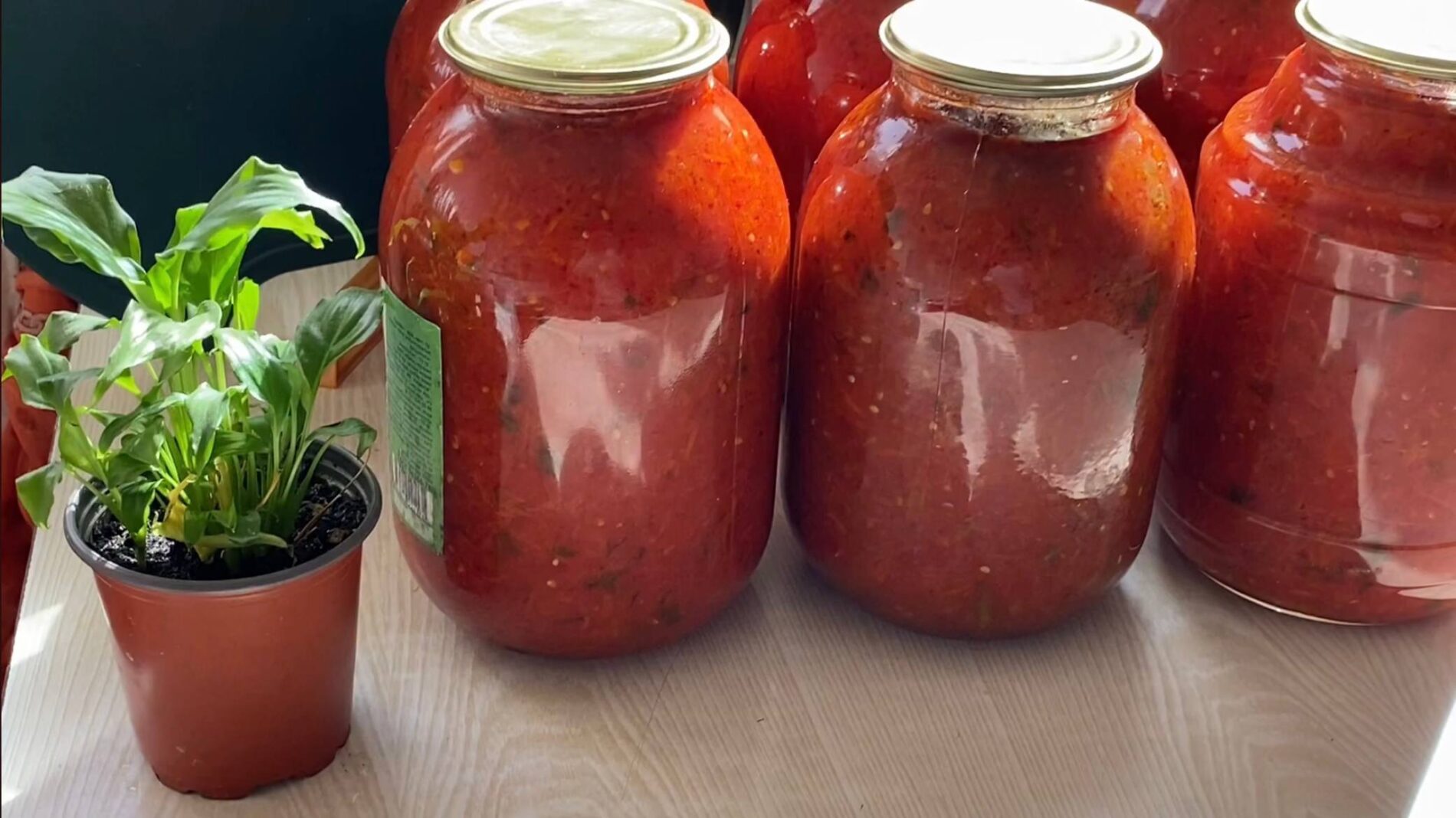 Господині розповіли, як приготувати смачний салат з перцем та часником на зиму