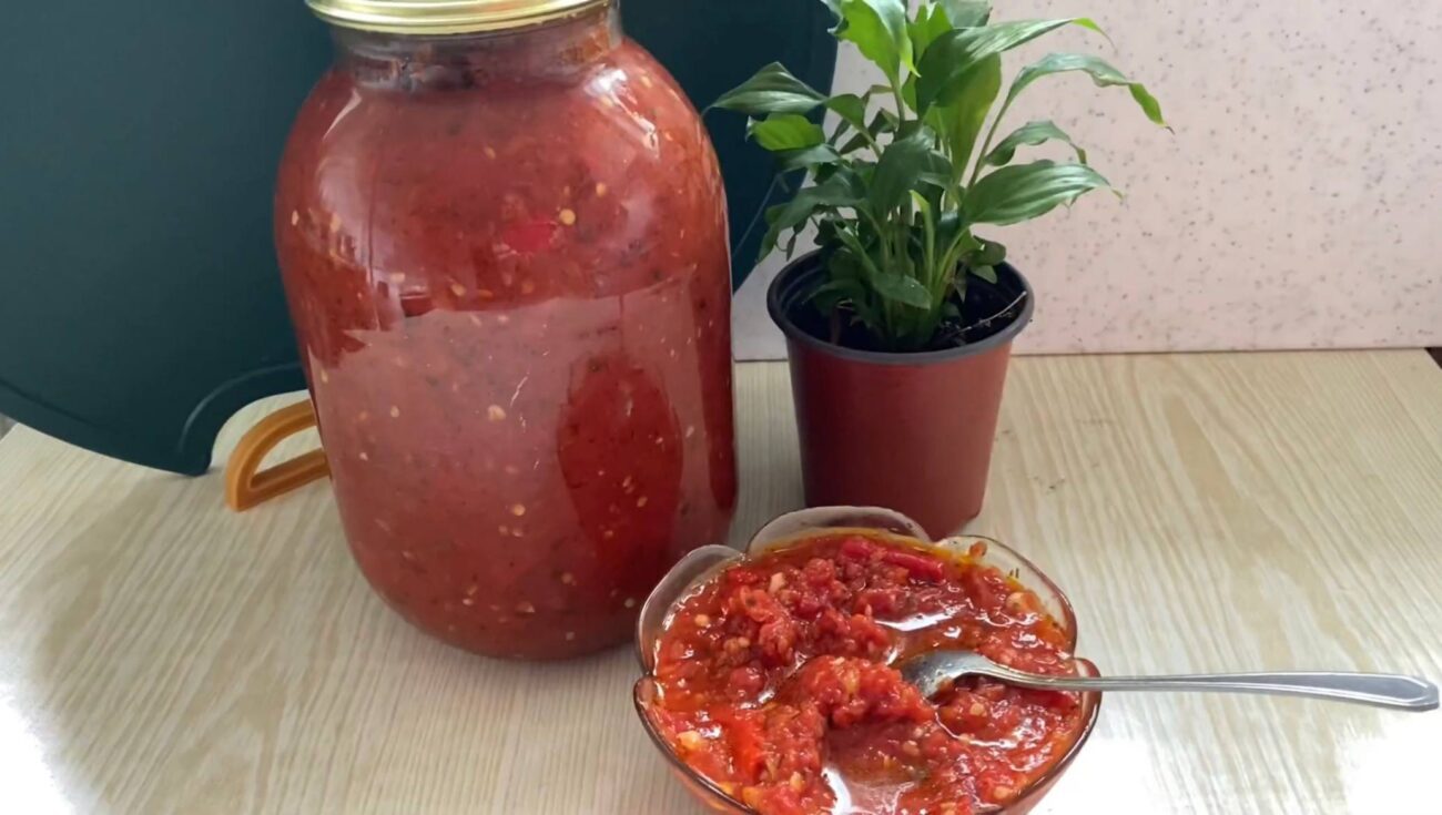 Господині розповіли, як приготувати смачний салат з перцем та часником на зиму