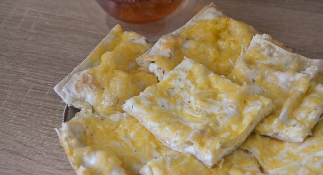 Запримітила рецепт “лінивих” хачапурі у куми в гостях: 8 інгредієнтів, і без заморочок з тістом 