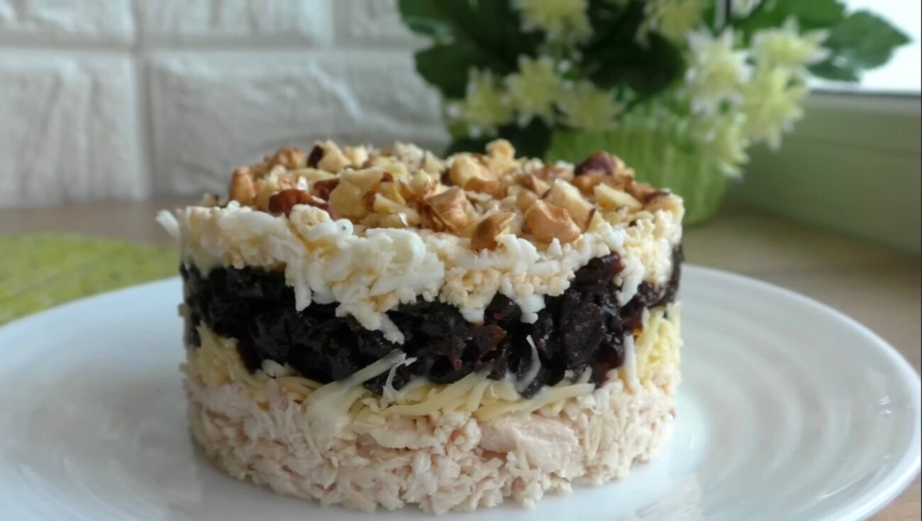 Кулінари поділилися рецептом простого салату з курячого філе та чорносливу