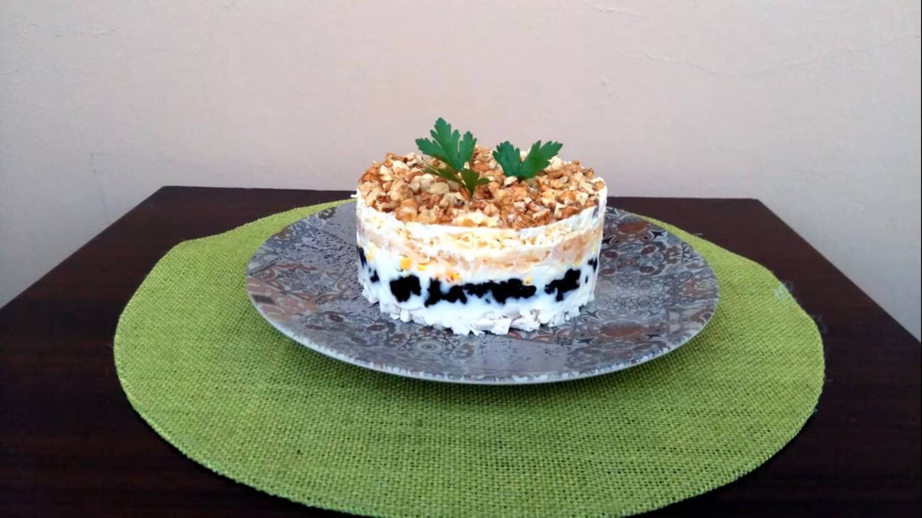 Кулінари поділилися рецептом простого салату з курячого філе та чорносливу