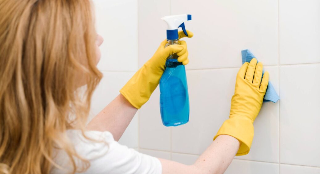 5 “пшиків” і 10 хвилин роботи – кахель у ванній сяє білизною, а наліт зник повністю: як ремонт зробила 